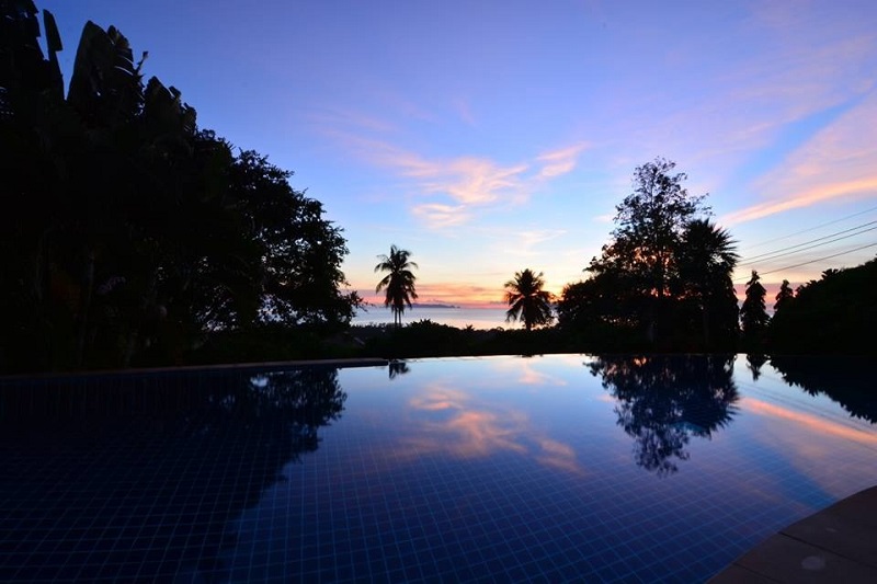 Villa Baan Khaw - pool at sunset